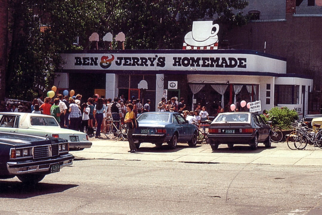 1982 Pak het in! Mensen die rondhangen in de scoop shop