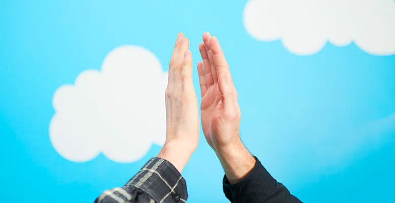 2 handen geven een high-five