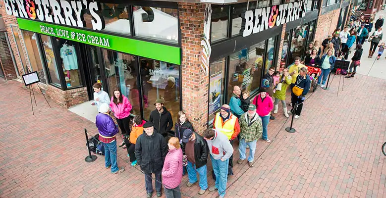 Mensen in de wachtrij op free cone day