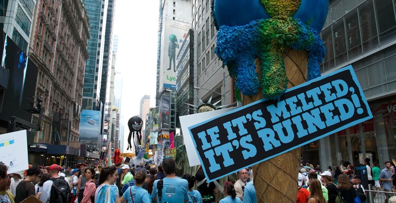 mensenmenigte bij een klimaatoptocht